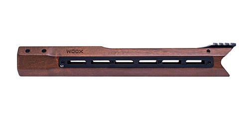 Der WOOX Vigilante bietet handverlesenes Claro Walnut, eine verstellbare Länge, Microcell-Recoil-Pad und QD-Sling-Montagen für AR-15, AR-10 und M4.